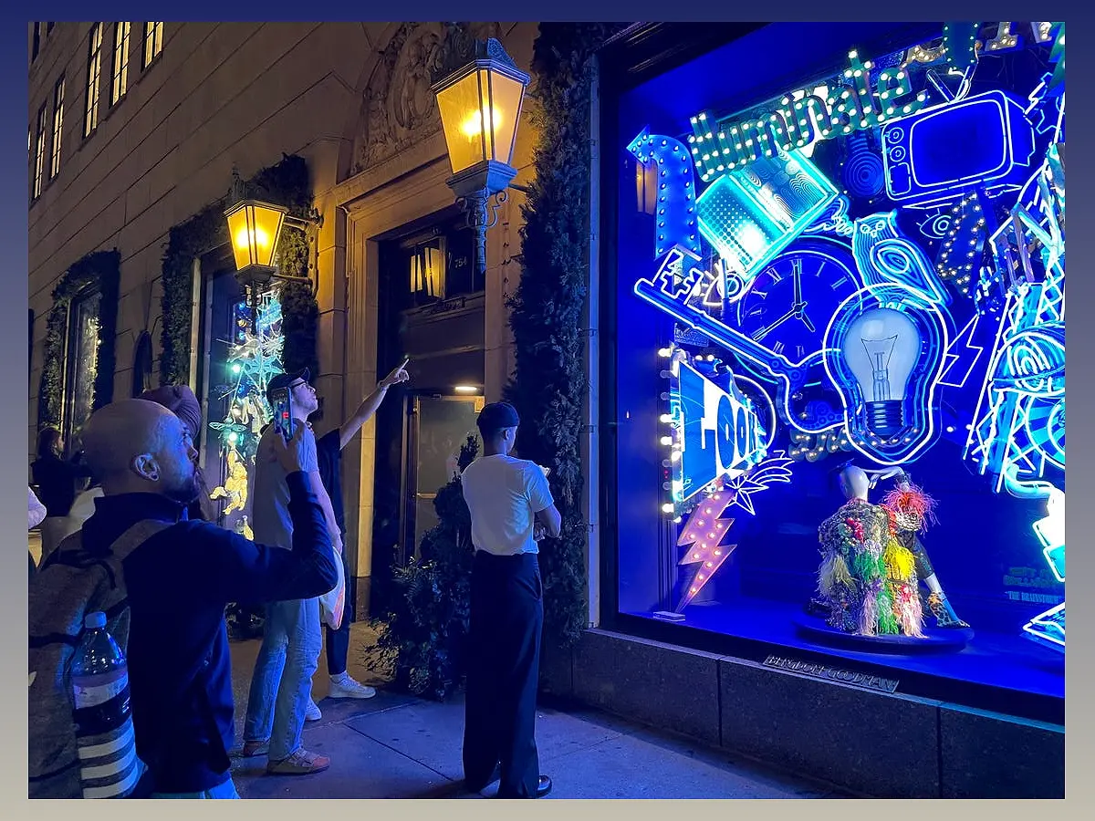 Unveiling the Spectacular Holiday Store Windows on Fifth Avenue - -571430568